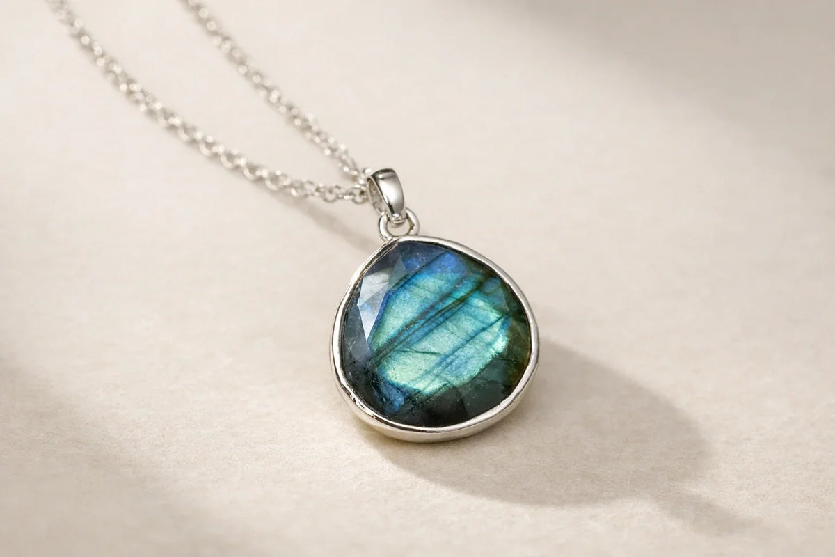 Bijoux en Labradorite — Lithothérapie & Pierres Naturelles Luuckk