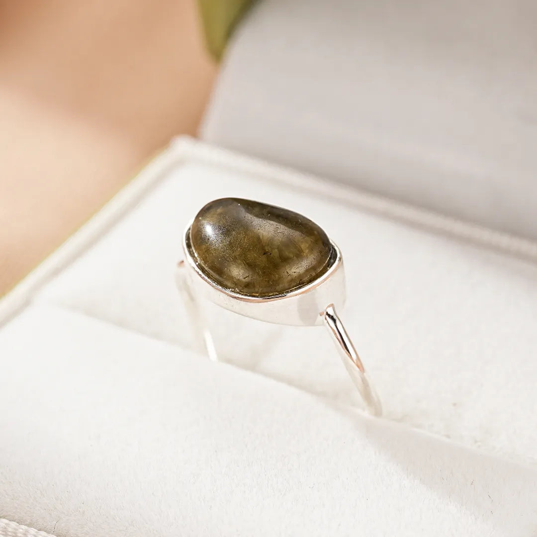 Labradorite Ring "Protective Beauty" Silver