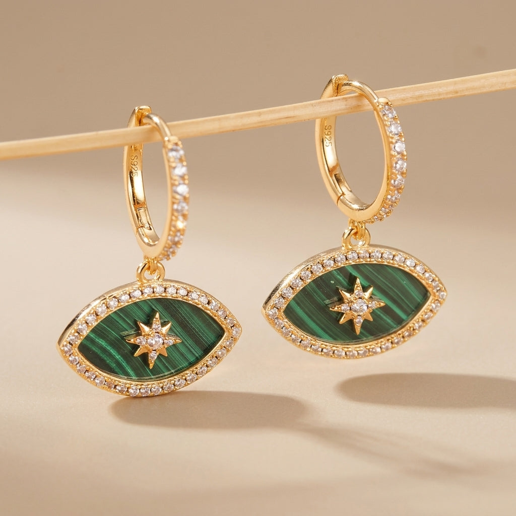 Boucles d'oreilles "Étoile Protectrice" en argent doré ornées de malachite verte et d'une étoile sertie de zircons @main