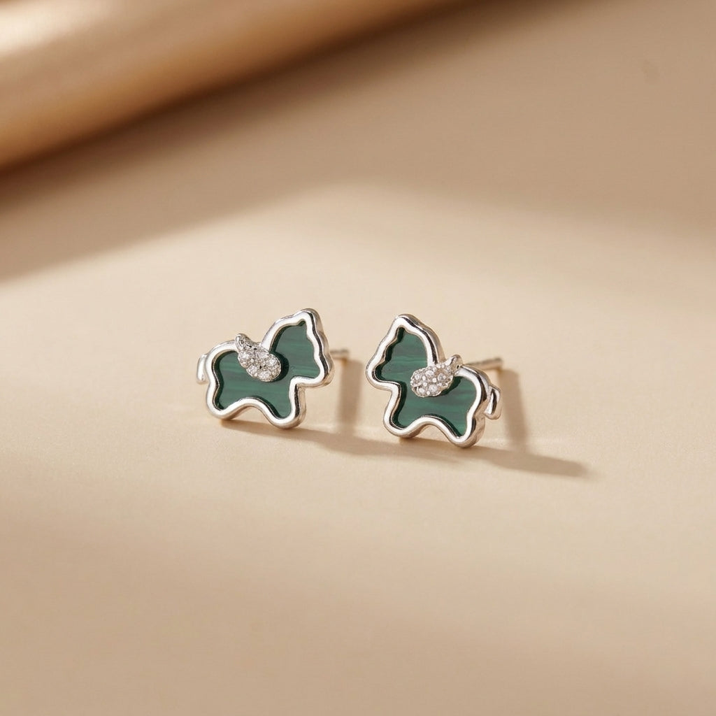 Boucles d'oreilles "Liberté Douce" en argent ornées de malachite verte sculptée en forme de cheval et de petits zircons. @main