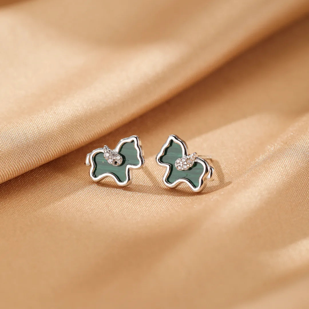 Boucles d'oreilles "Liberté Douce" en argent ornées de malachite verte sculptée en forme de cheval et de petits zircons.