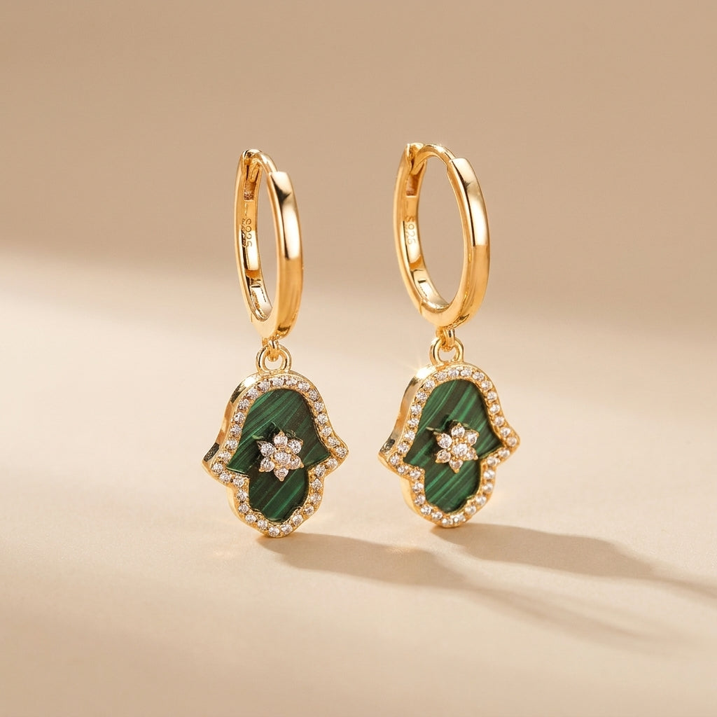 Paire de boucles d'oreilles pendantes en argent doré serties de malachite verte et de zircons cubiques, motif Main de Fatma protectrice. @main