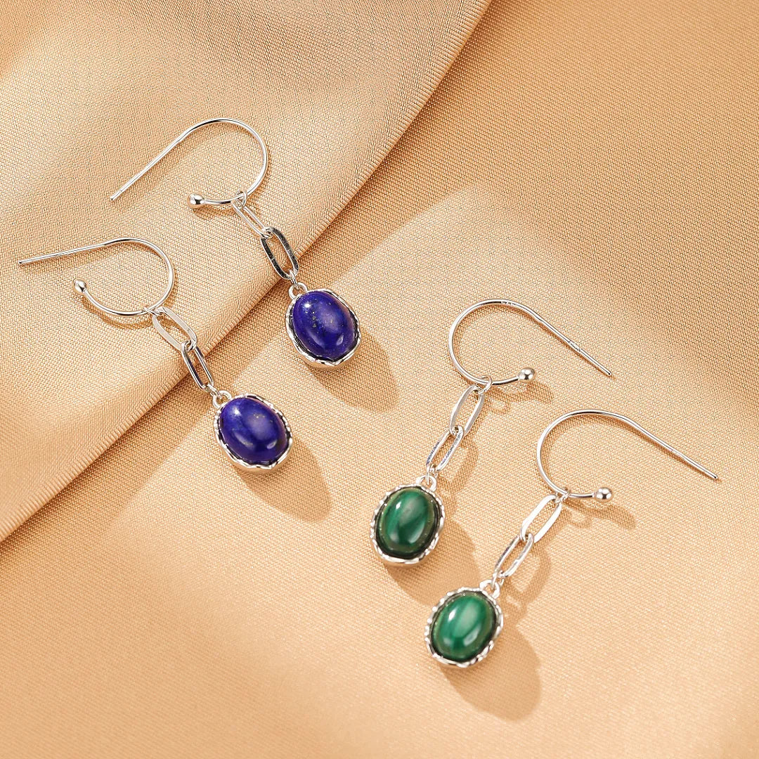 Boucles d'oreilles pendantes en argent avec pierres ovales bleues en lapis-lazuli et vertes en malachite, ornées d'une chaîne élégante.