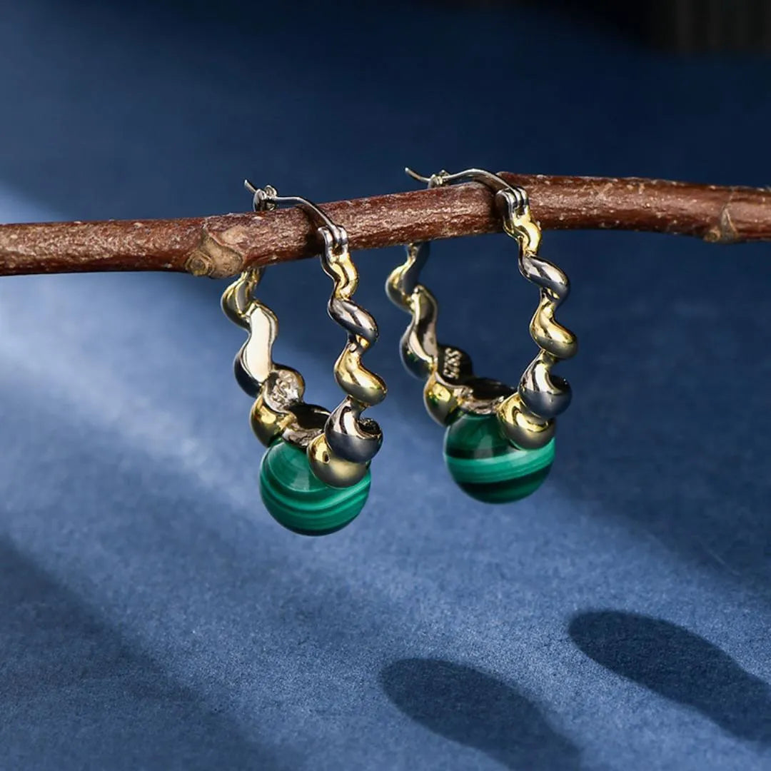 Orecchini Huggie in malachite verde in argento – Scream Pretty