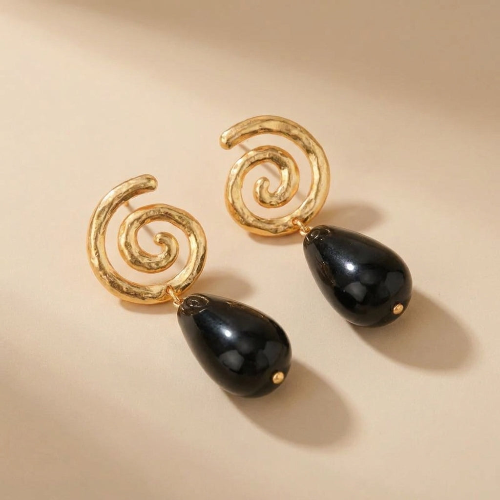 Boucles d'Oreilles Obsidienne "Spirale Éternelle" Doré Or @main