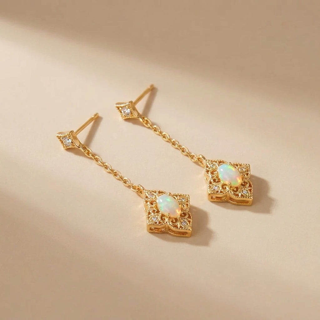 Boucles d'oreilles pendantes en argent doré 10K ornées d'opales et de petits diamants, style vintage. @main