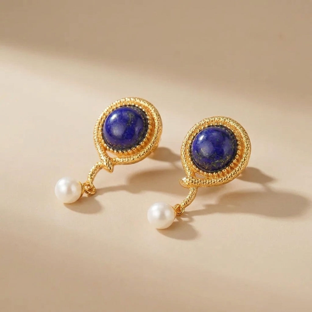 Boucles d'oreilles serpent en argent doré ornées de lapis lazuli et de perles blanches, "Sagesse Pure" @main