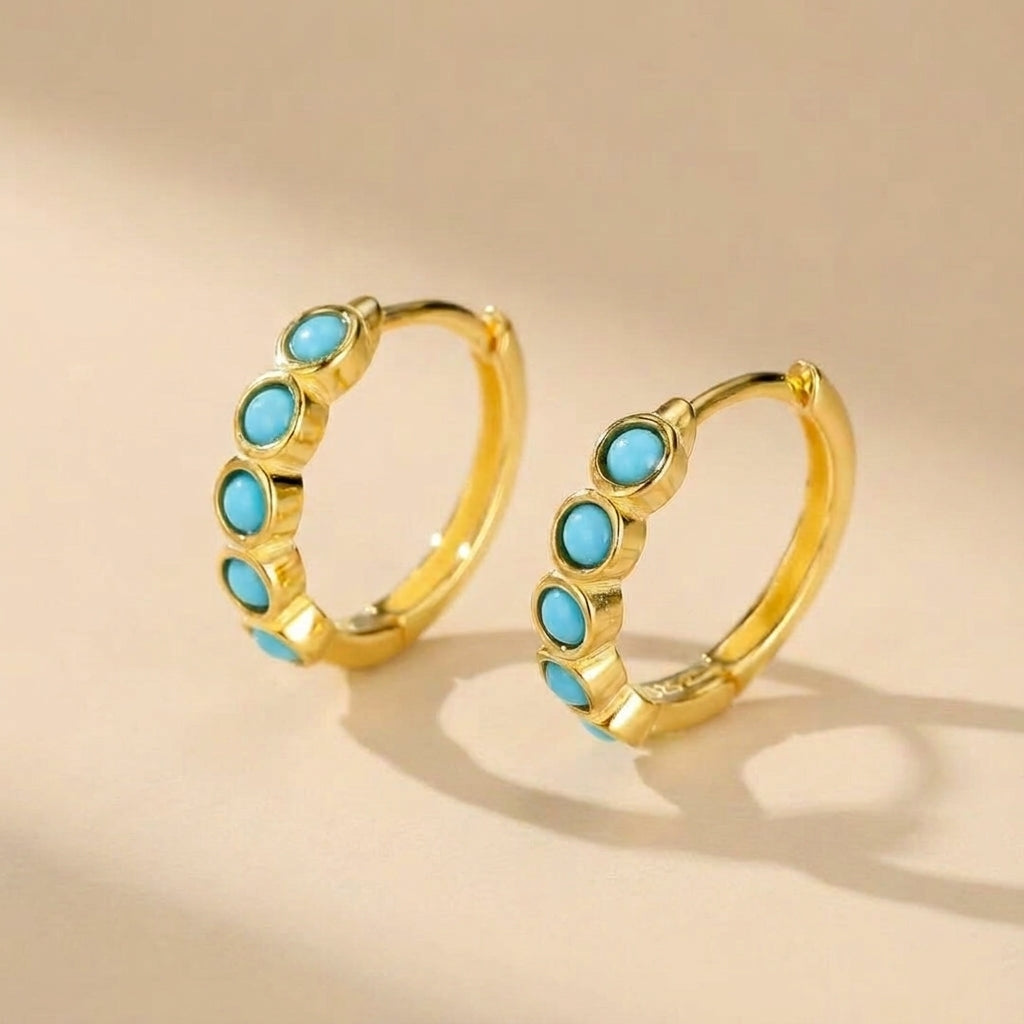 Boucles d’oreilles créoles en argent doré serties de turquoise bleue, style "Magie Bleue". @main