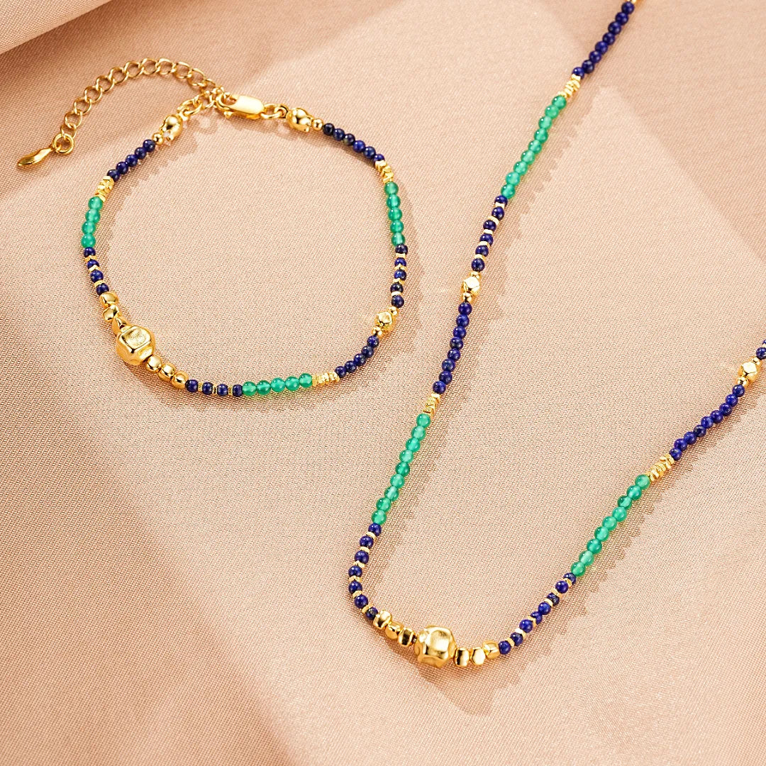 Ensemble de bijoux "Sagesse Intérieure" comprenant un bracelet et un collier, ornés de perles bleues de lapis-lazuli, vertes de jade et dorées en argent plaqué or.