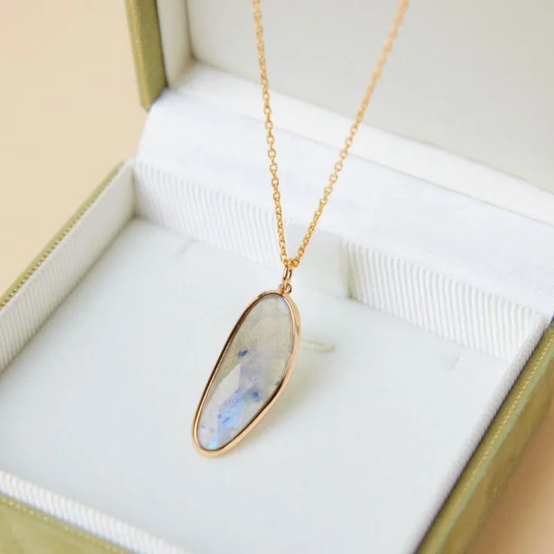 Labradorit Collier "Fesselnde Ellipse" Goldsilber