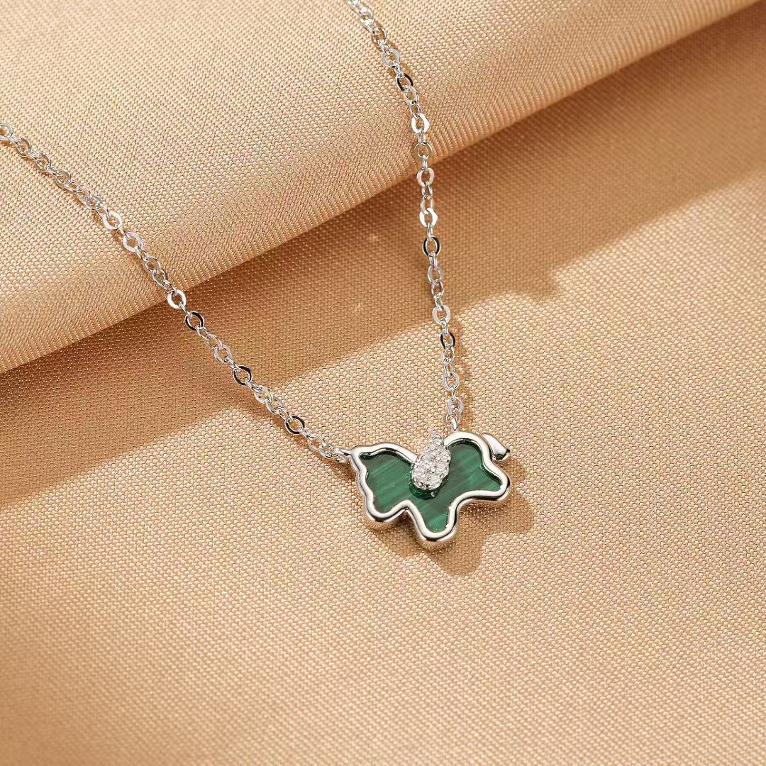 Collier en argent avec un pendentif en forme de cheval en malachite verte et une petite touche d'éclat de diamants.