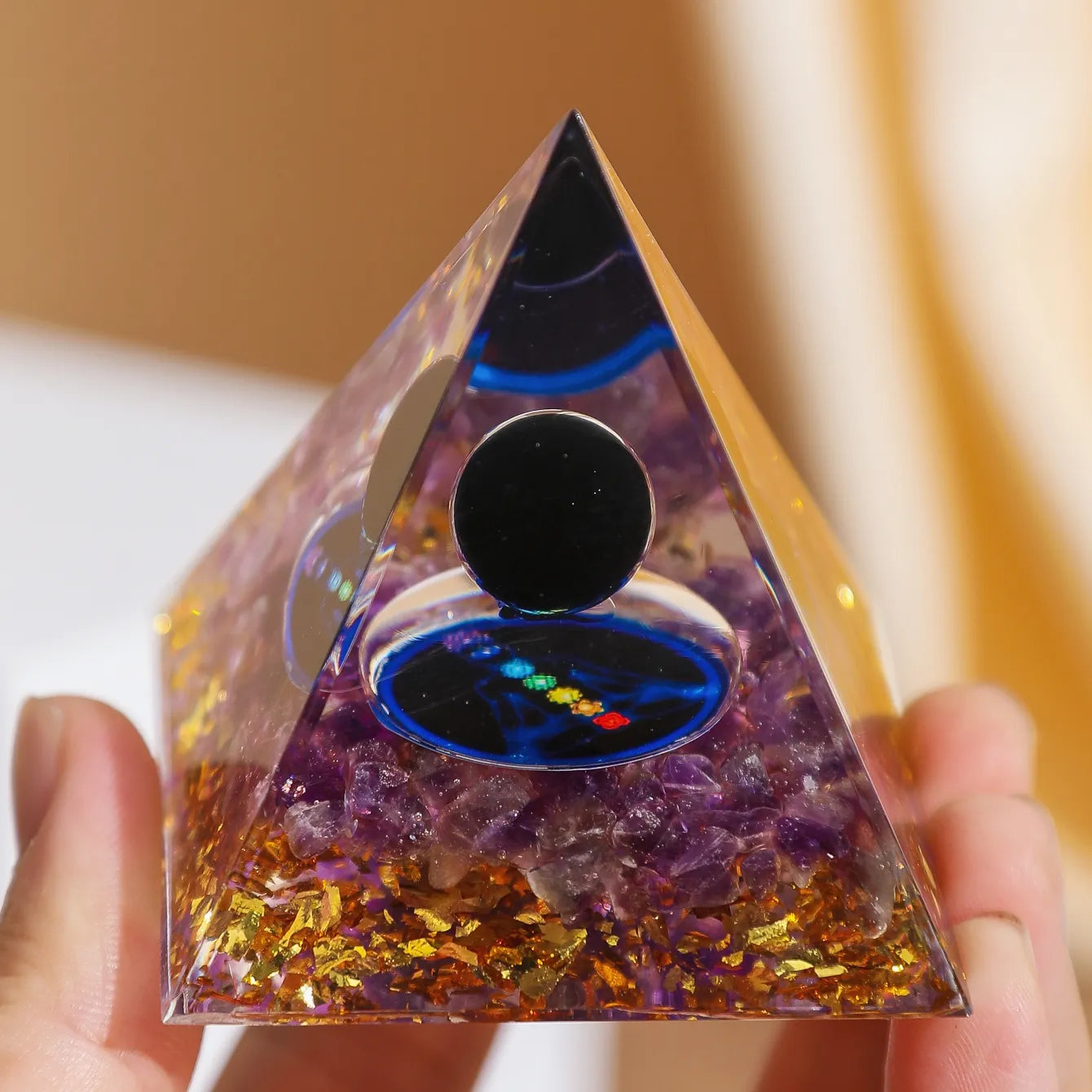 Harmonie und Weisheit - Orgonit-Pyramide 7 Chakras aus Amethyst und Obsidian