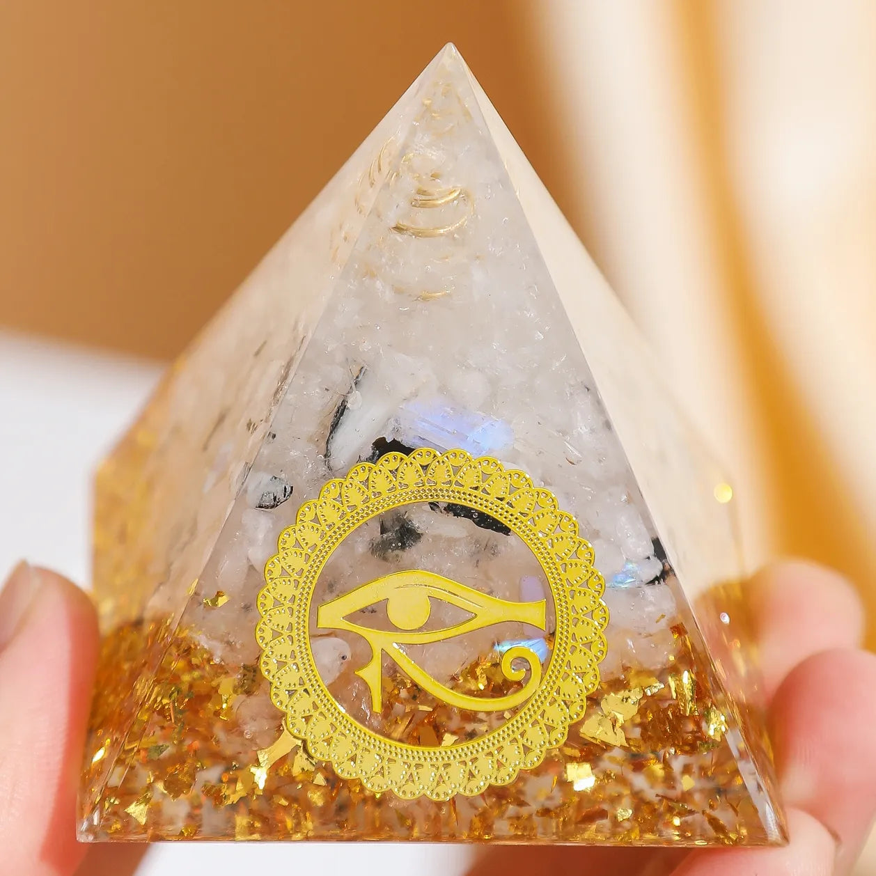 Schutzkraft - Orgonit-Pyramide Auge des Horus aus klarem Quarz