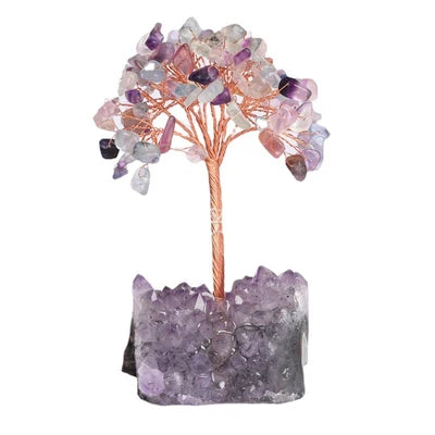 Arbre de Vie en pierres naturelles multicolores aux teintes pastel, avec un tronc et des branches en fil de cuivre rose, reposant sur une base brute d'améthyste violette et grise.