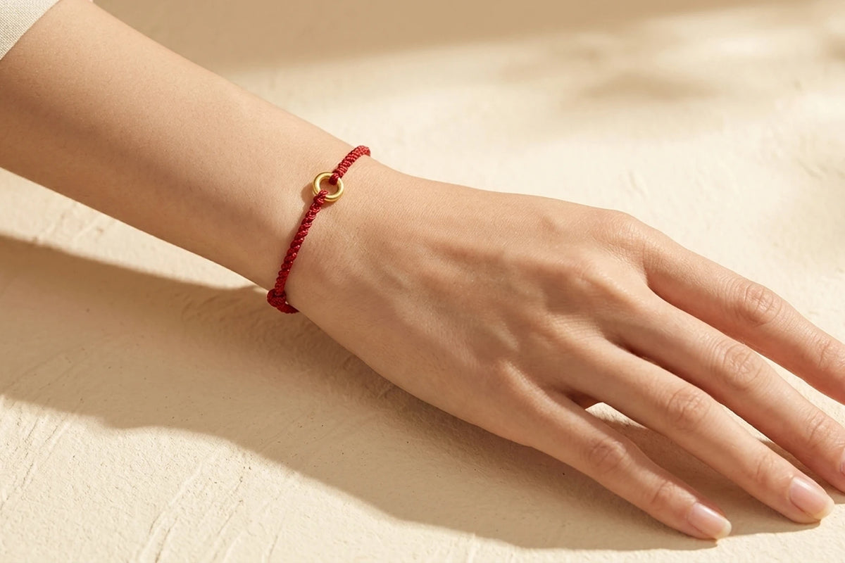 Pourquoi et Comment Porter un Bracelet Fil Rouge ? Rituels et Bienfaits