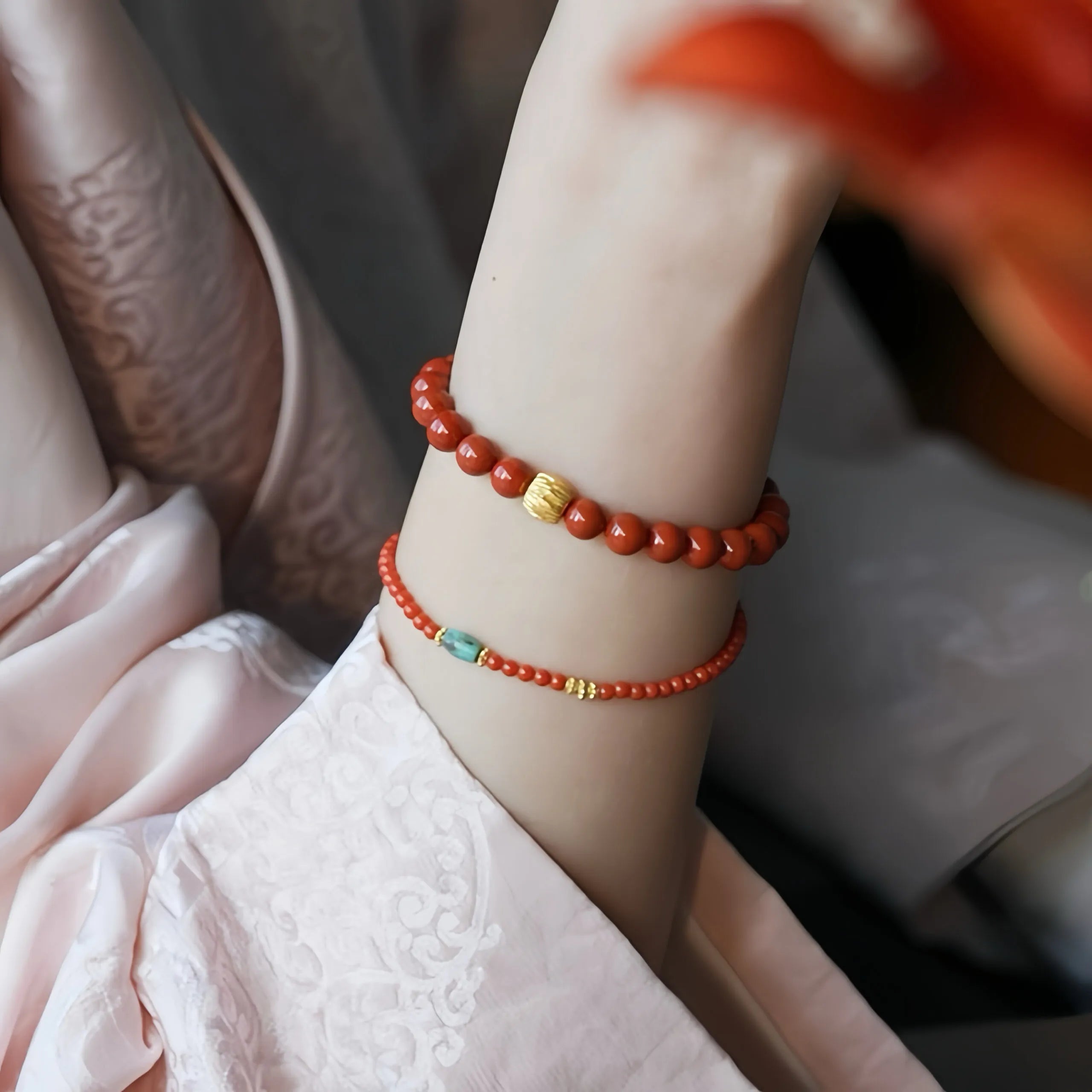 Pulsera de Ágata Roja y Acentos en Plata Baño de Oro