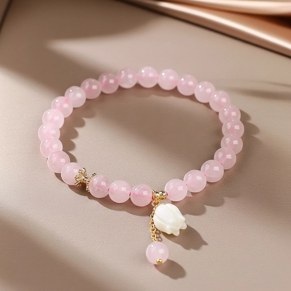 Bracelet en quartz rose avec breloque fleur blanche et fermoir doré, bijou fantaisie élégant
