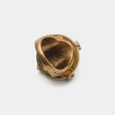 Bague Agate Noire "Pureté Mystique" vue de dessous, montrant le métal doré et une gravure complexe à l'intérieur de la monture.