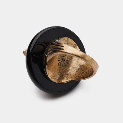 Bague Agate Noire "Reine Noire" en métal doré avec une gravure solaire à l'intérieur de l'anneau.