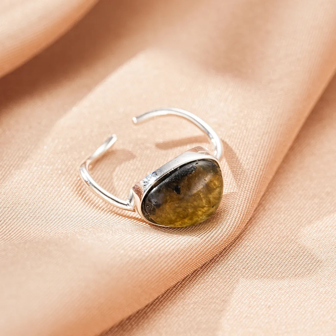 Labradorite Ring "Protective Beauty" Silver