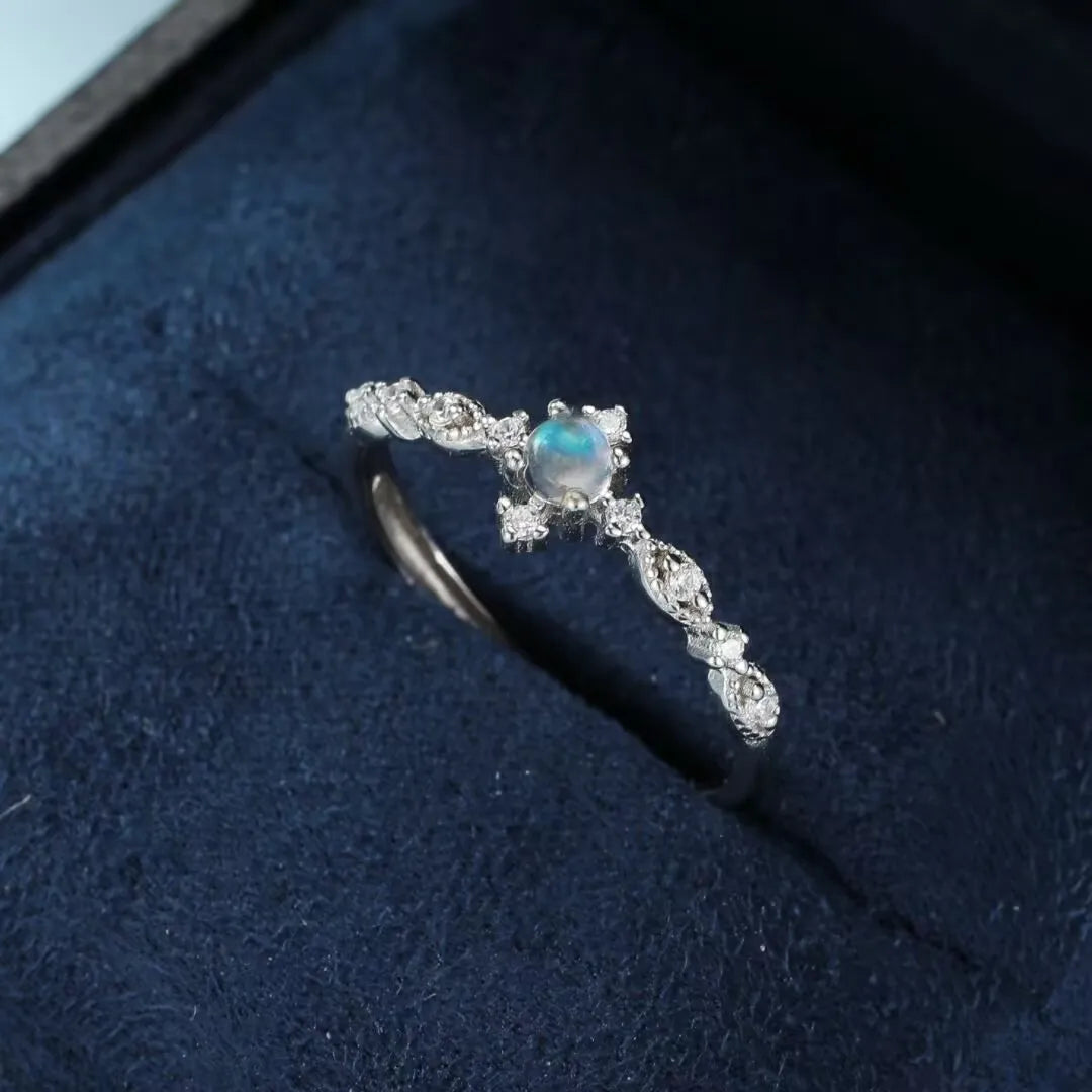 Ring Mondstein "Strahl der Weiblichkeit" Silber