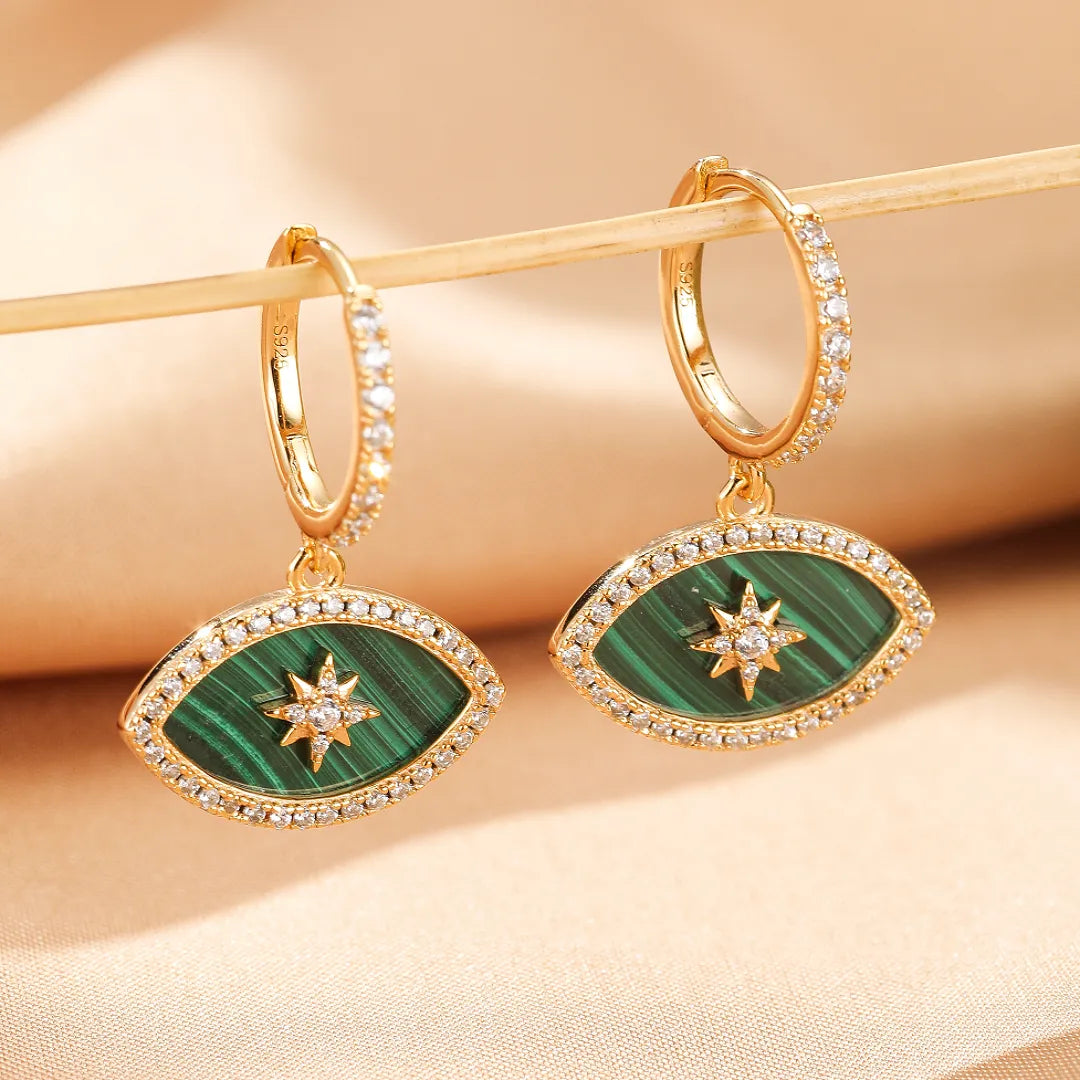 Boucles d'oreilles "Étoile Protectrice" en argent doré ornées de malachite verte et d'une étoile sertie de zircons