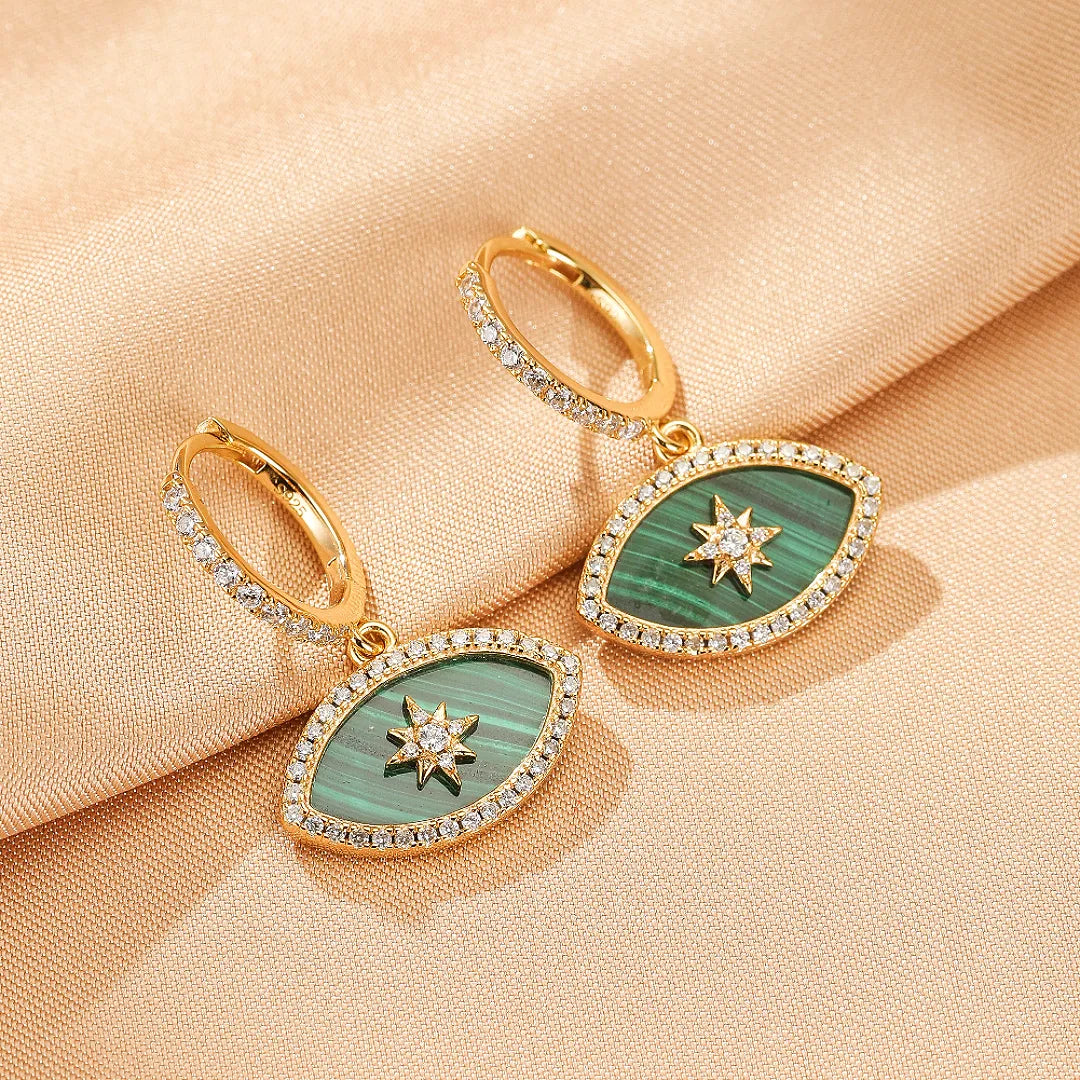 Boucles d'oreilles "Étoile Protectrice" en argent doré à l'or, ornées de malachite verte et d'une étoile scintillante au centre, bordées de petites pierres.