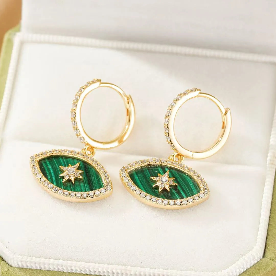Paire de boucles d'oreilles en argent doré ornées de malachite verte et d'une étoile scintillante au centre, bordées de zirconiums.