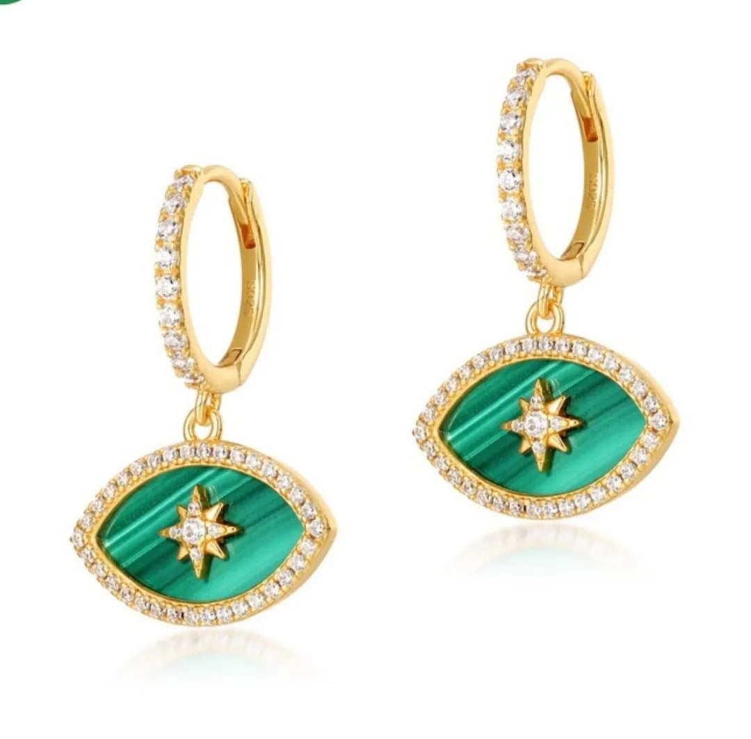 Paire de boucles d'oreilles "Étoile Protectrice" en argent doré, ornées de malachite verte et d'une étoile scintillante au centre, entourées de petites pierres blanches.