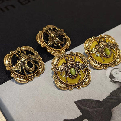 Boucles d'oreilles "Abeille Dorée" en agate avec un design vintage doré et une pierre verte centrale.