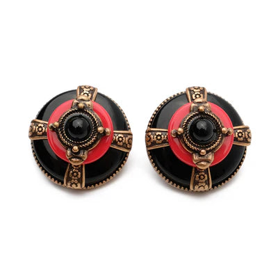 Paire de boucles d'oreilles rondes style vintage, ornées d'une agate noire centrale, d'un cercle rouge et d'une monture dorée complexe rappelant un style ancien.