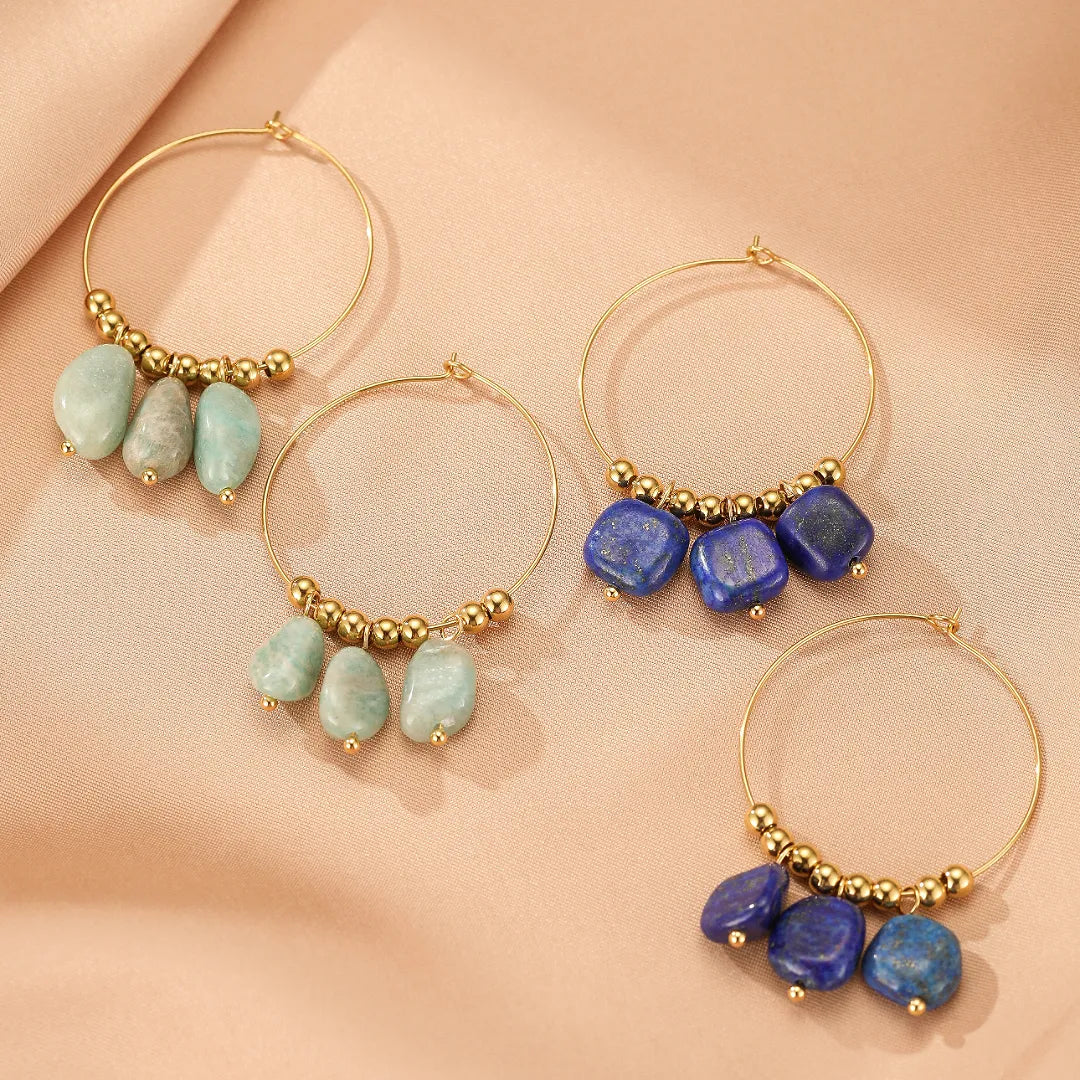 Deux paires de boucles d'oreilles créoles dorées ornées de perles dorées et de pierres naturelles bleues (lapis lazuli) ou vertes (amazonite).