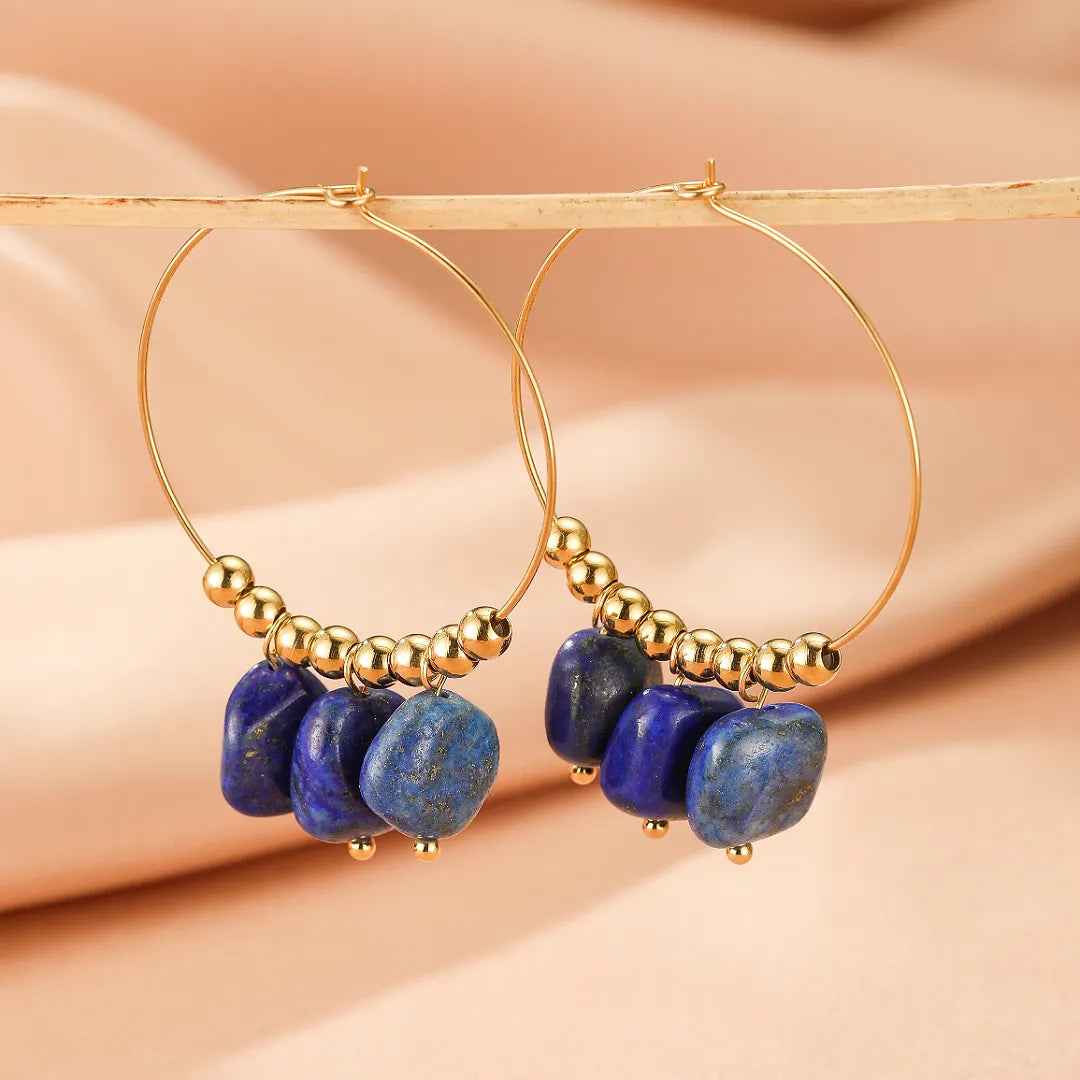 Boucles d'oreilles créoles dorées ornées de pierres naturelles bleues de lapis-lazuli et de perles dorées