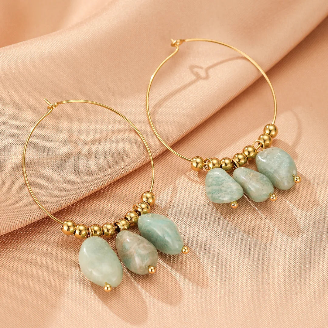 Paire de boucles d'oreilles créoles dorées ornées de pierres d'amazonite naturelles et de perles dorées.