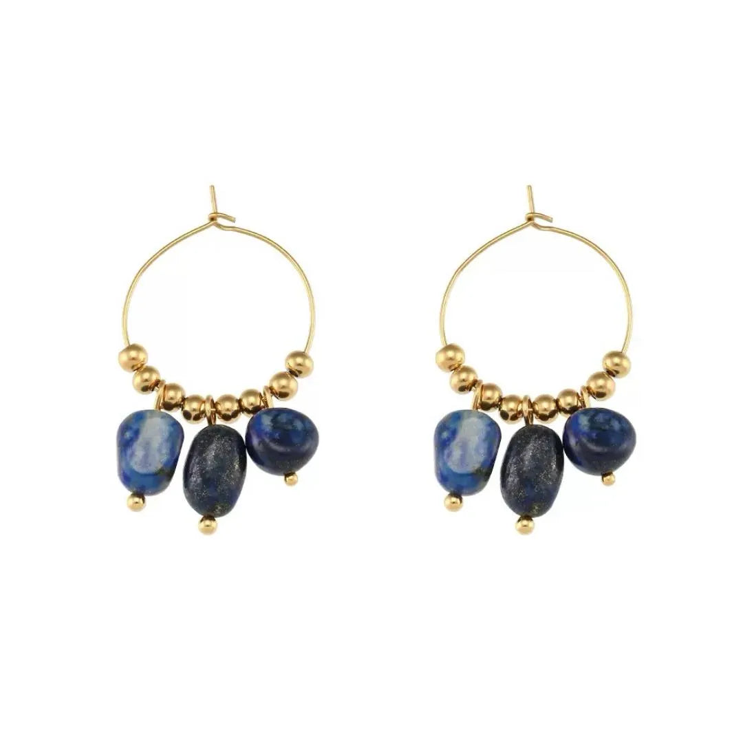 Paire de boucles d'oreilles créoles dorées ornées de perles dorées et de pierres naturelles bleues, dont de l'amazonite et du lapis lazuli.