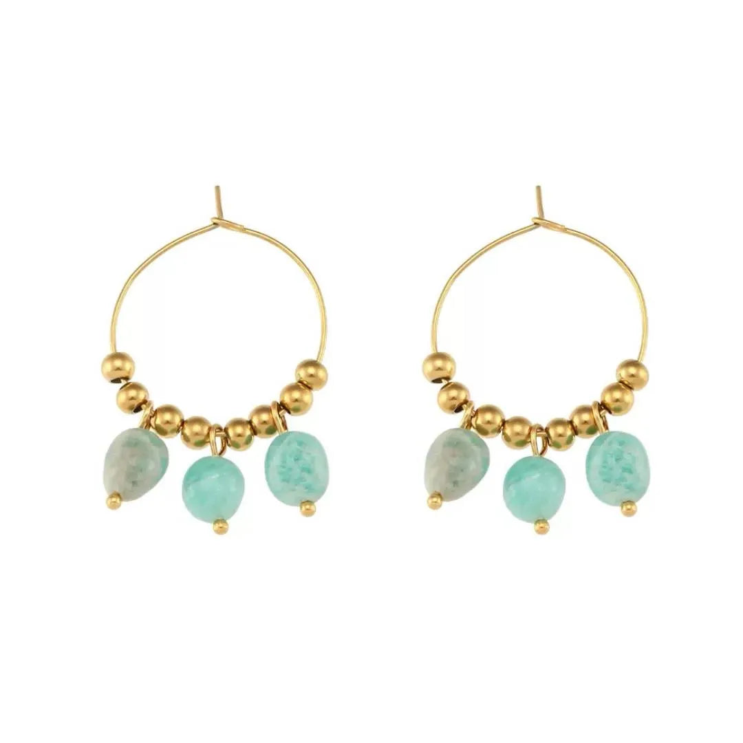 Paire de boucles d'oreilles créoles dorées ornées de perles et de pendentifs en amazonite et lapis lazuli bleus et verts.