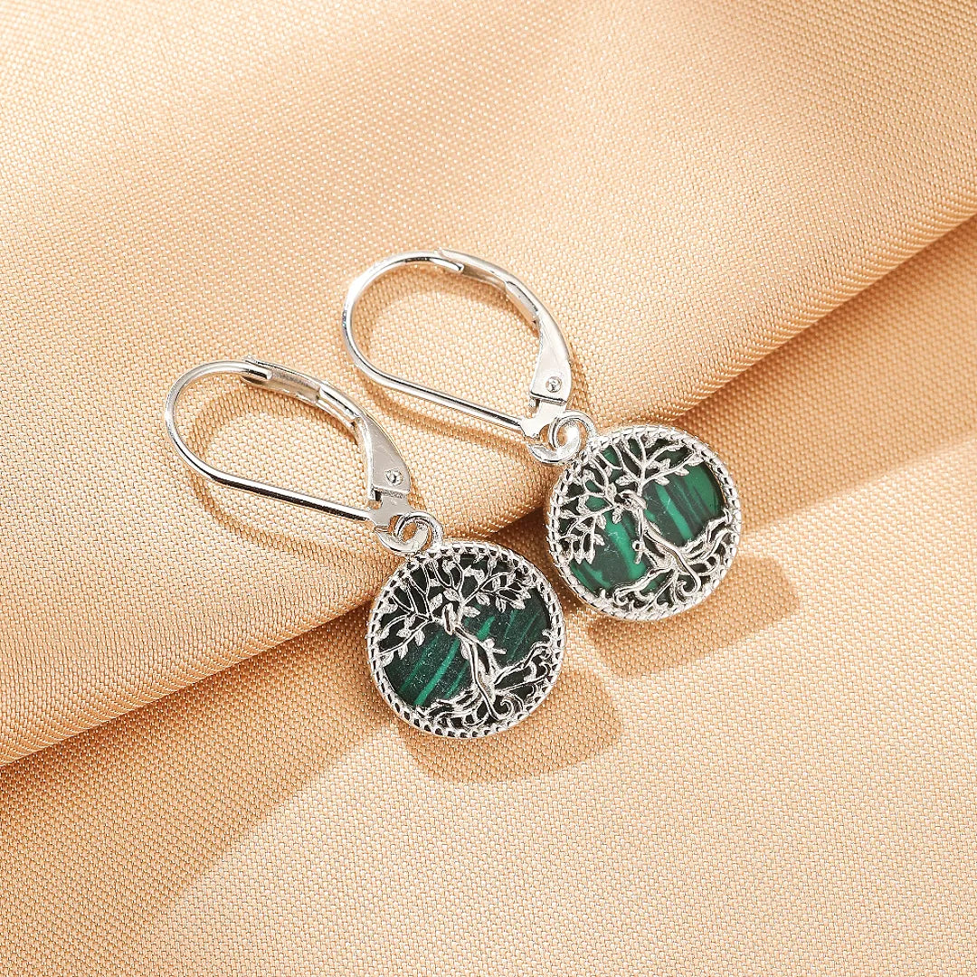 Boucles d'oreilles Arbre de Vie "Racines d'Équilibre" en argent avec une pierre de malachite verte incrustée, fermoir à crochet.