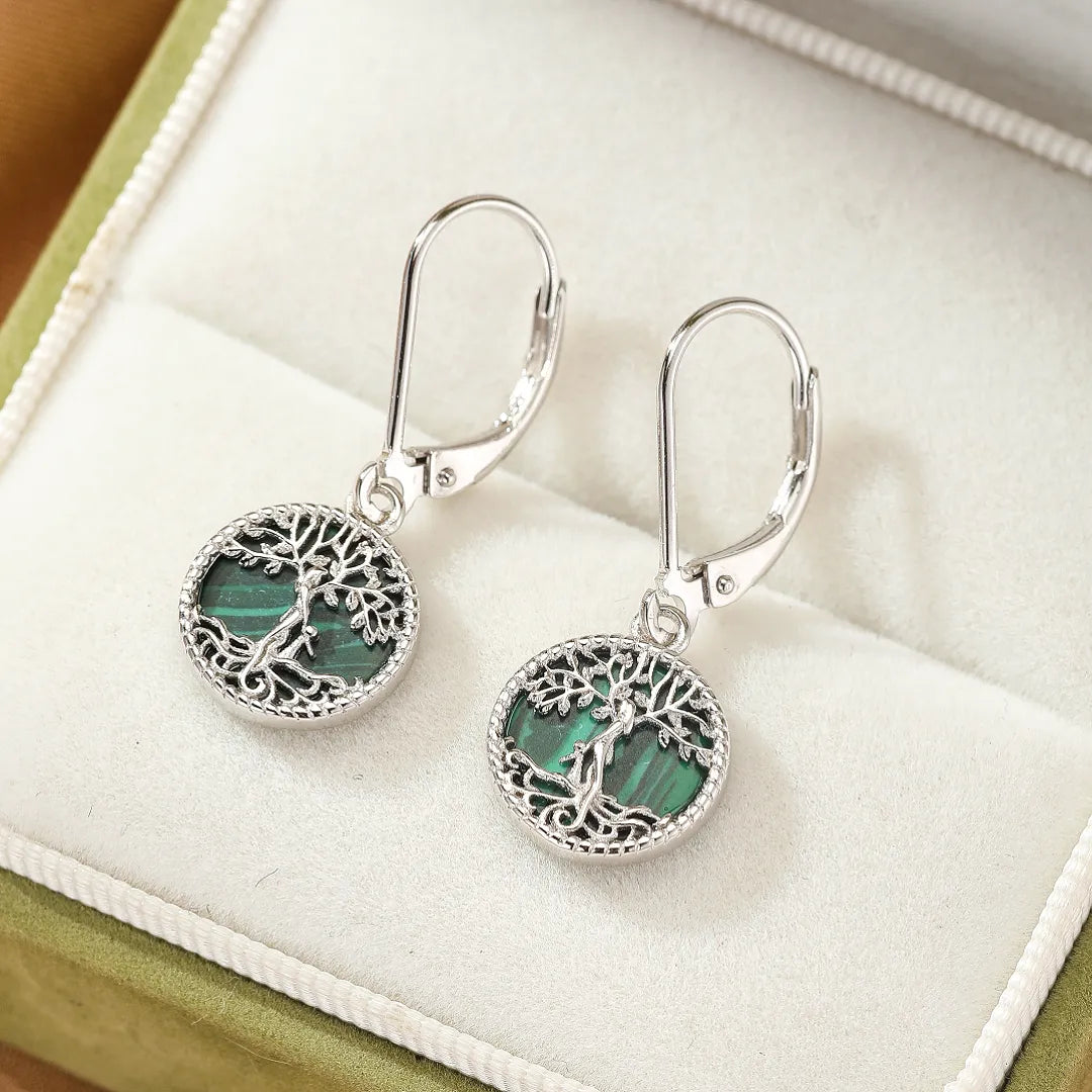 Boucles d'oreilles "Racines d'Équilibre" en argent ornées d'un arbre de vie stylisé sur fond de malachite verte.