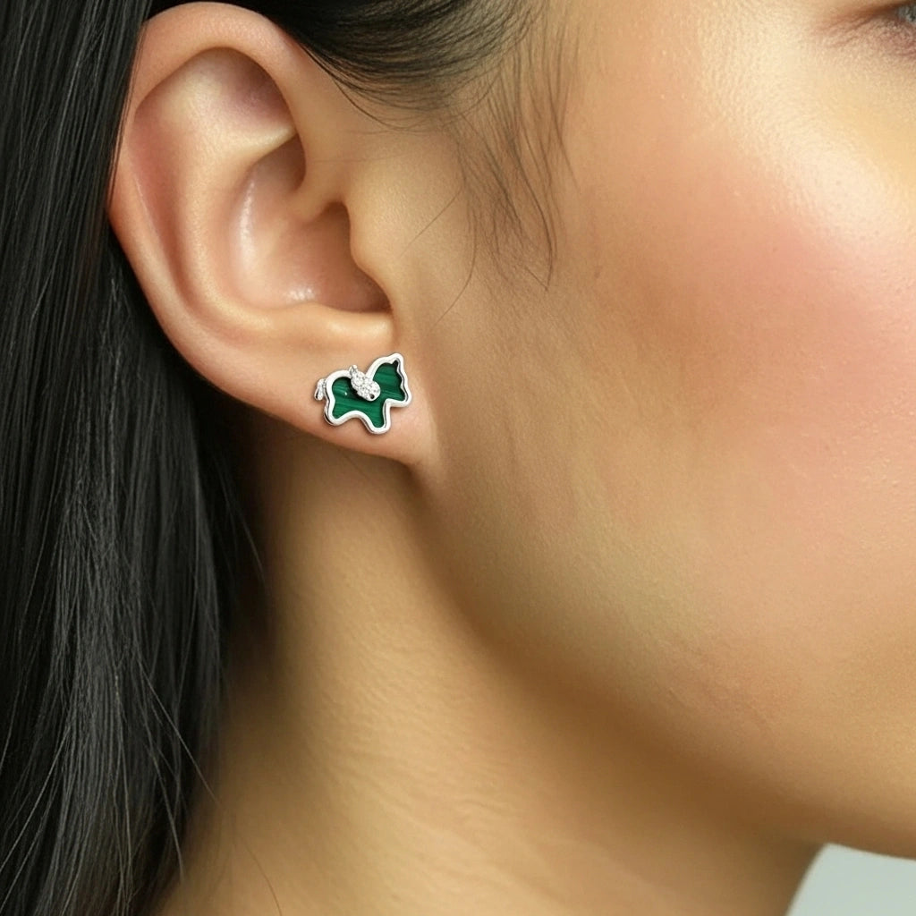 Boucles d'oreilles en forme de cheval en malachite avec une touche de diamants, montées sur argent.