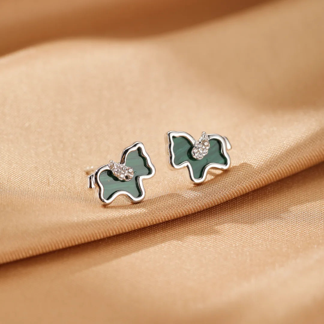 Paire de boucles d'oreilles "Liberté Douce" en argent et malachite ornées de petits cristaux, en forme de cheval stylisé.