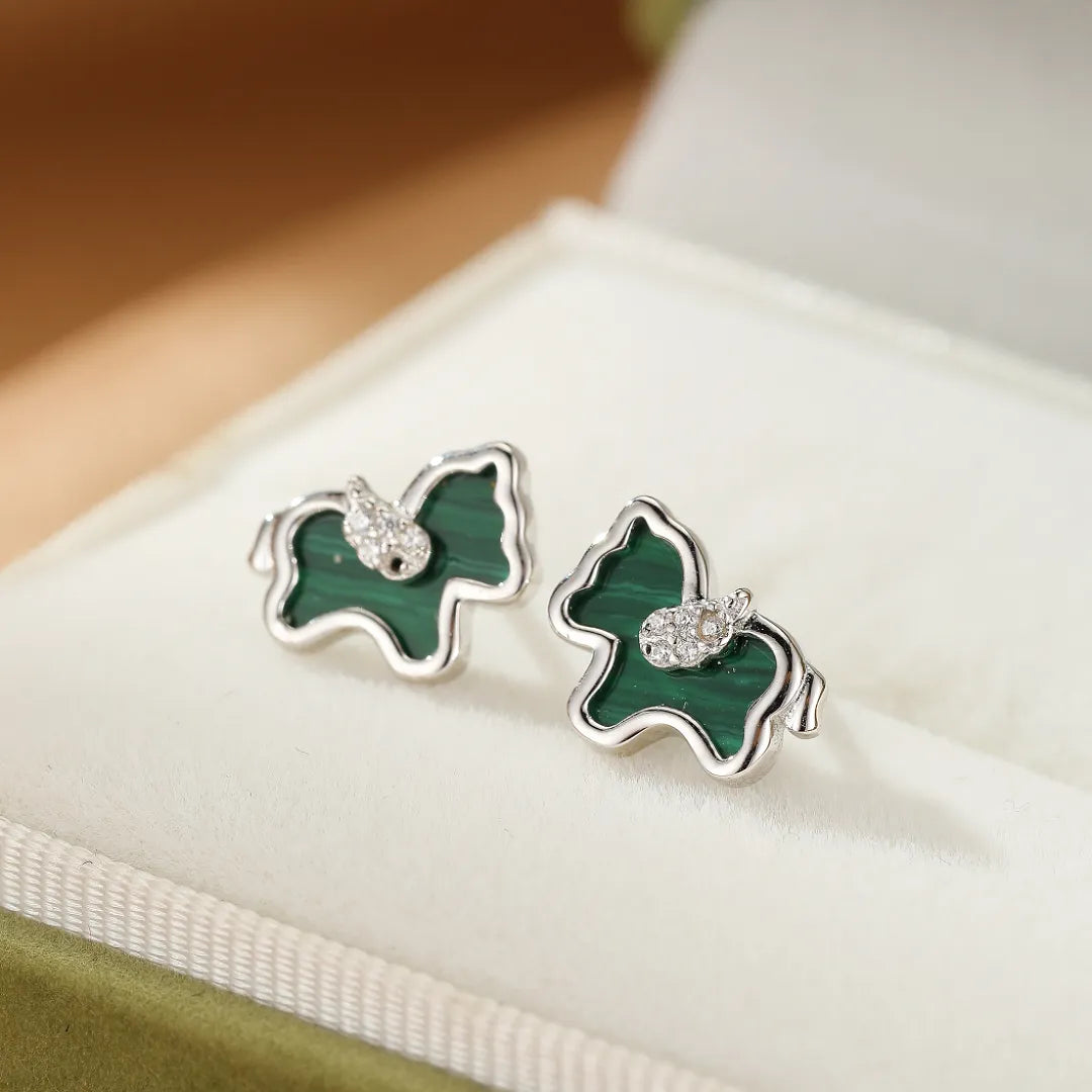 Paire de boucles d'oreilles en argent serties de malachite verte et de petites pierres scintillantes, représentant un cheval stylisé.