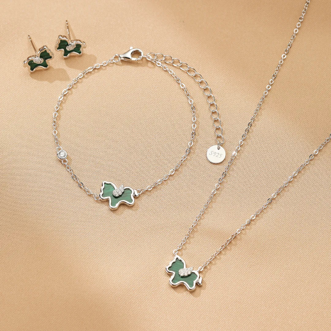 Ensemble de bijoux "Liberté Douce" en argent 925, comprenant des boucles d'oreilles, un bracelet et un collier, ornés de pendentifs en forme de cheval en malachite verte incrustée de petits diamants.