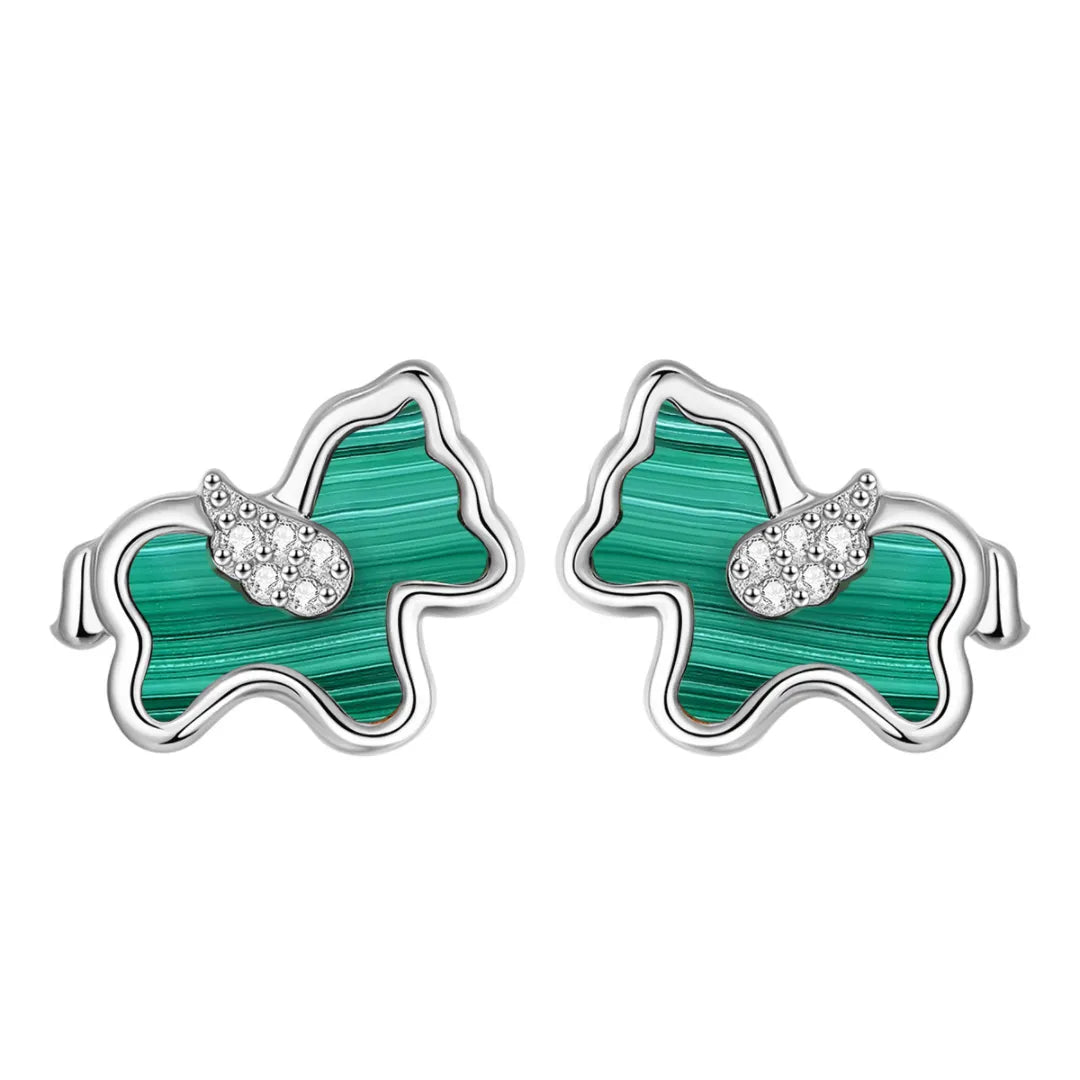 Paire de boucles d'oreilles forme cheval en malachite verte et argent, ornées de petites pierres scintillantes sur l'encolure.