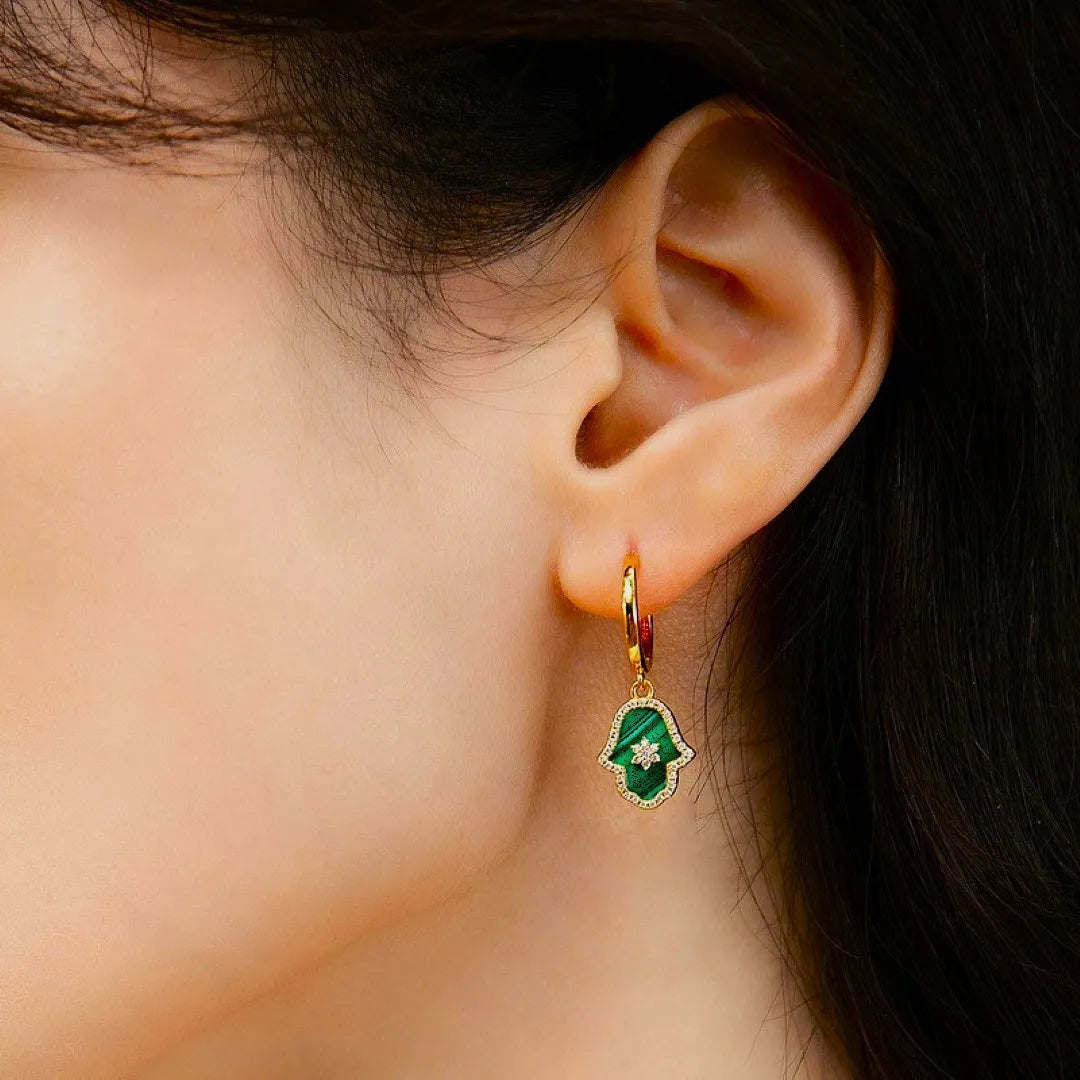 Boucle d'oreille en argent doré or ornée d'une main protectrice en malachite sertie d'une étoile scintillante.