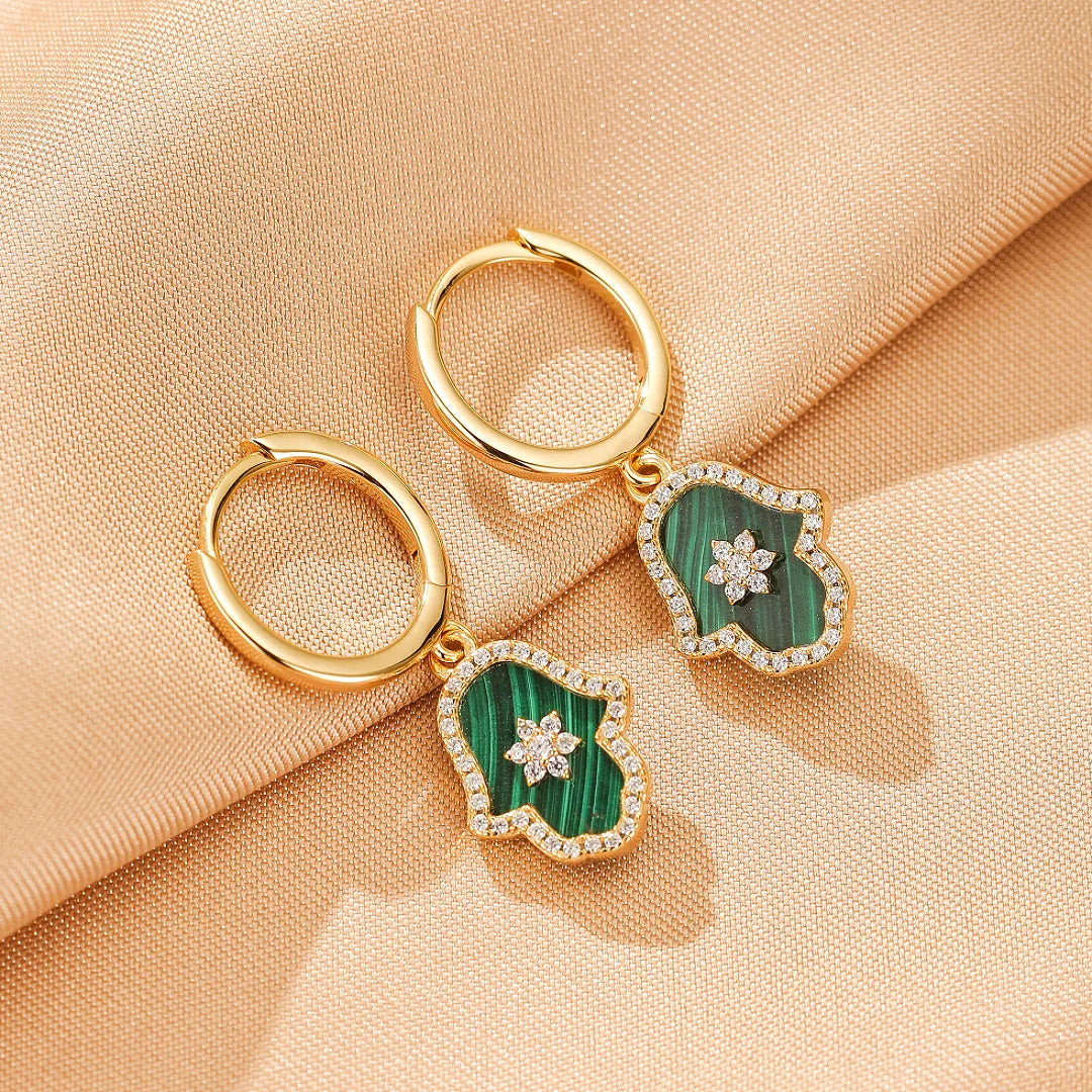 Boucles d'oreilles plaquées or ornées de malachite verte et de zircons cubiques, en forme de main de Fatma protectrice.
