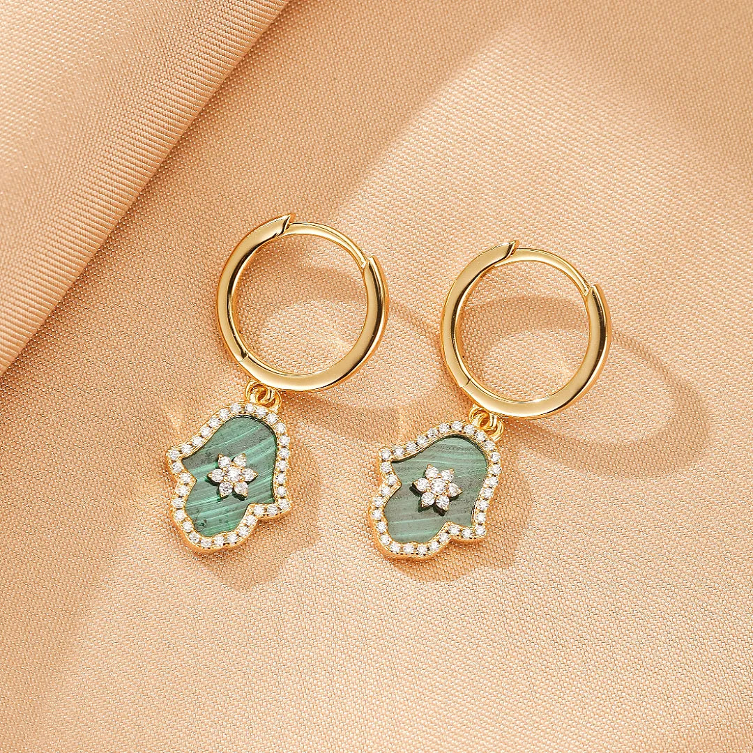 Paire de boucles d'oreilles pendantes en argent doré ornées de malachite taillée en forme de main de Fatma, incrustée de zirconiums brillants et d'une petite fleur au centre.