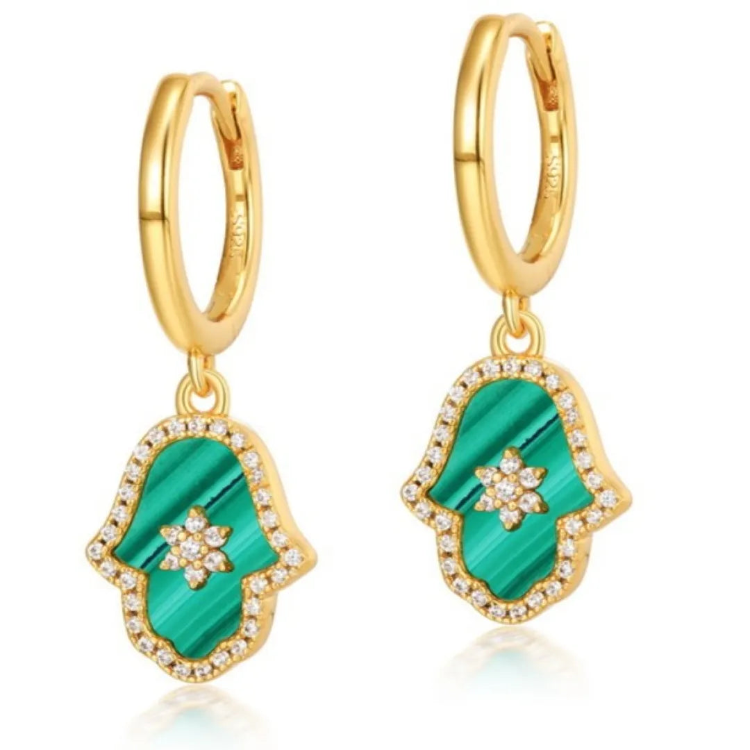 Paire de boucles d'oreilles pendantes en argent doré ornées d'une main de Fatma en malachite incrustée de zirconiums et d'une étoile centrale.