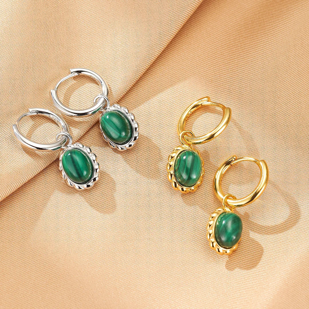 Boucles d'oreilles créoles en argent avec pendentif ovale en malachite verte, disponibles en finition argentée et dorée.