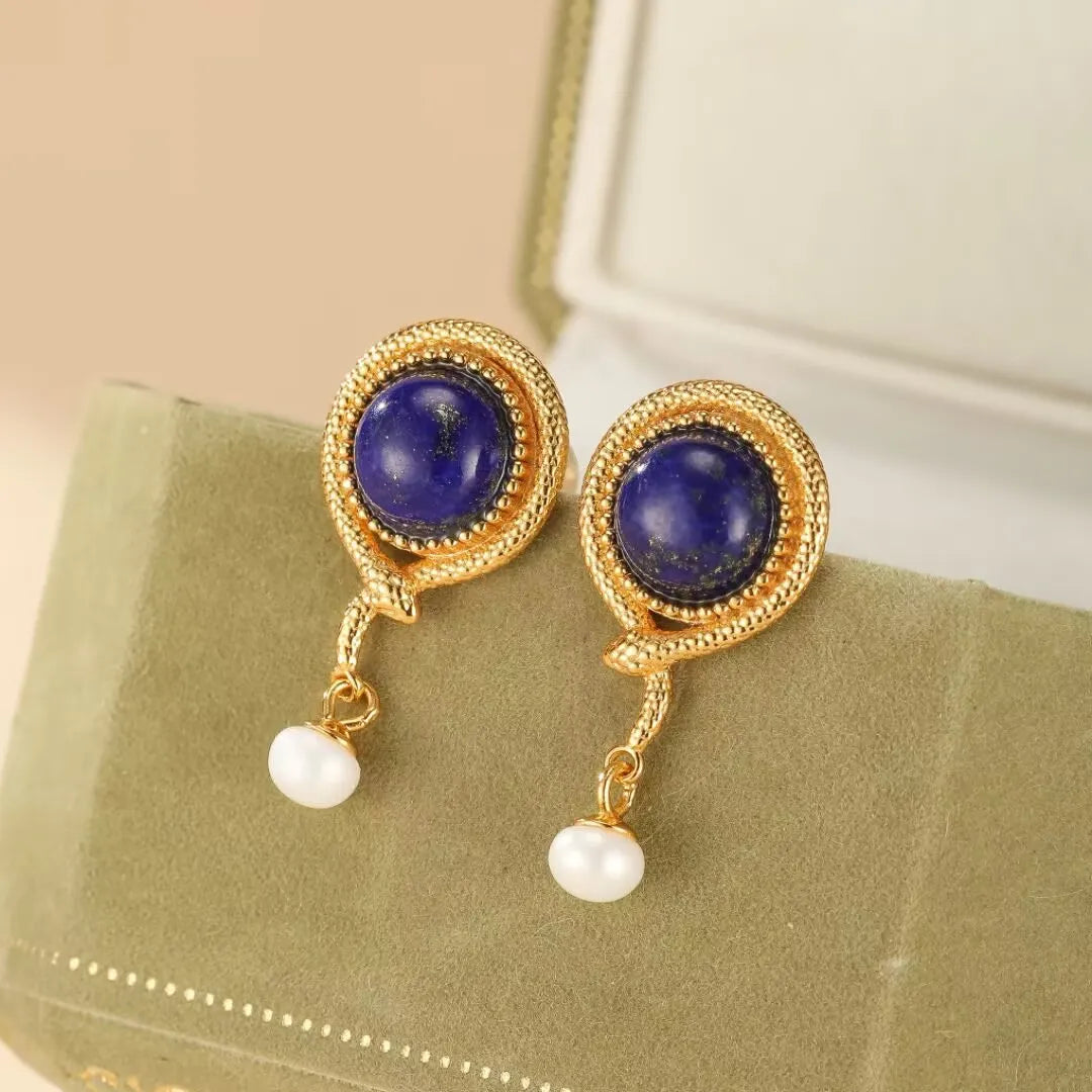 Boucles d'oreilles serpent en argent doré ornées de lapis lazuli et de perles blanches, "Sagesse Pure"
