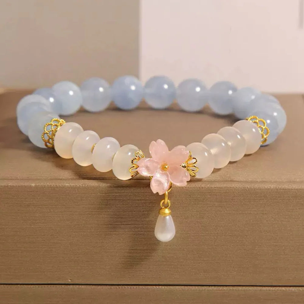 Bracelet en Aigue-Marine et Agate avec un pendentif fleur rose et goutte nacrée, ornements dorés.